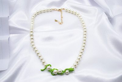 French pearl serpentine necklace
