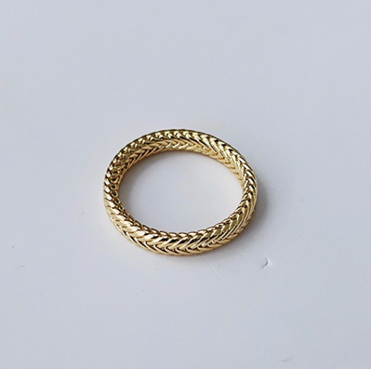 Luxurious and minimalist ring